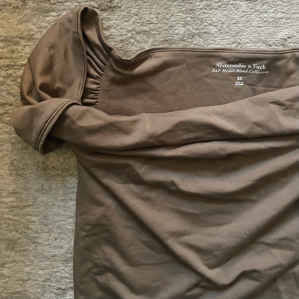 A&F Off-The-Shoulder Ruched Top - Picture 7 of 10